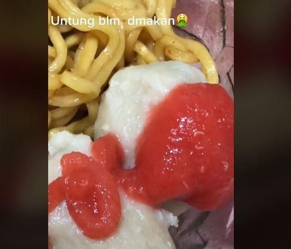 Saus pada menu mi ini bikin netizen salfok. (TikTok/ @ince627)