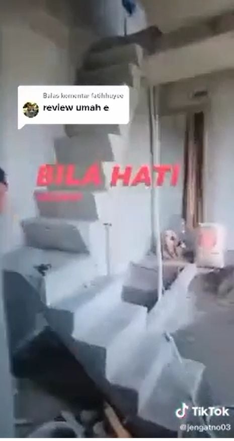 Rumah seorang warga di Metro, Lampung ini terbilang unik karena setipis papan. [TikTok]