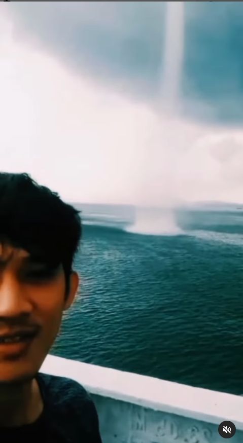 Pusaran angin terekam video di perairan Batu Ampar, Batam, Kepulauan Riau, Kamis (9/6/2022). [Instagram]