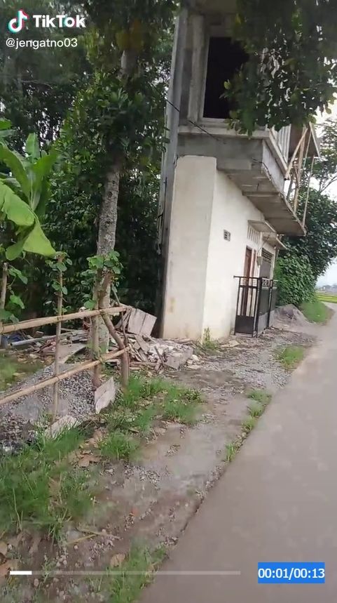 Rumah seorang warga di Metro, Lampung ini terbilang unik karena setipis papan. [TikTok]