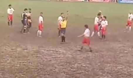 Anggota DPRD Tangsel berinisial EM memukul wasit karena dikenai kartu merah saat laga sepak bola. [Instagram]