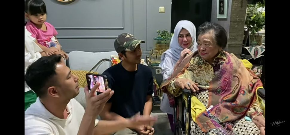 Momen Nenek Raffi Ahmad Ketemu Arya Saloka (YouTube/NisNaz Channel)