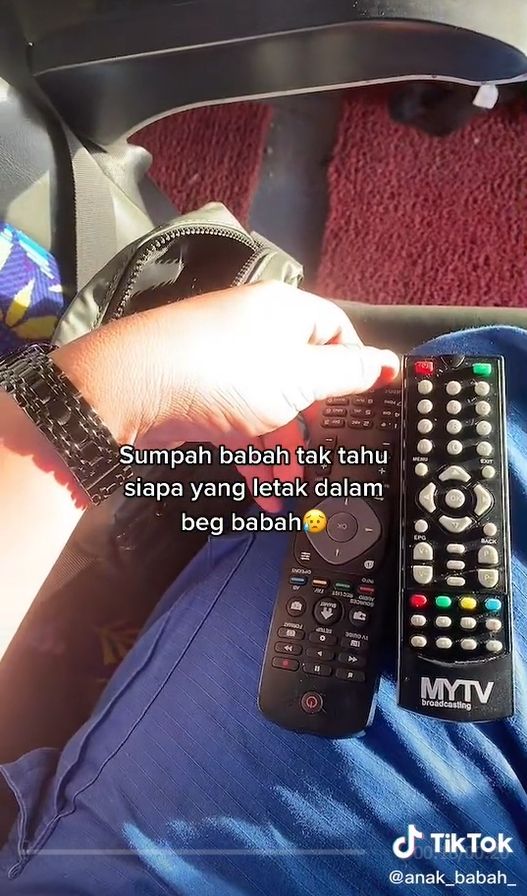 Seorang lelaki di Malaysia curhat di TikTok dirinya merasa cemas. Sebab, saat di bus hendak pulang kampung, dia mendapati dua remot TV milik istrinya terbawa. [TikTok]