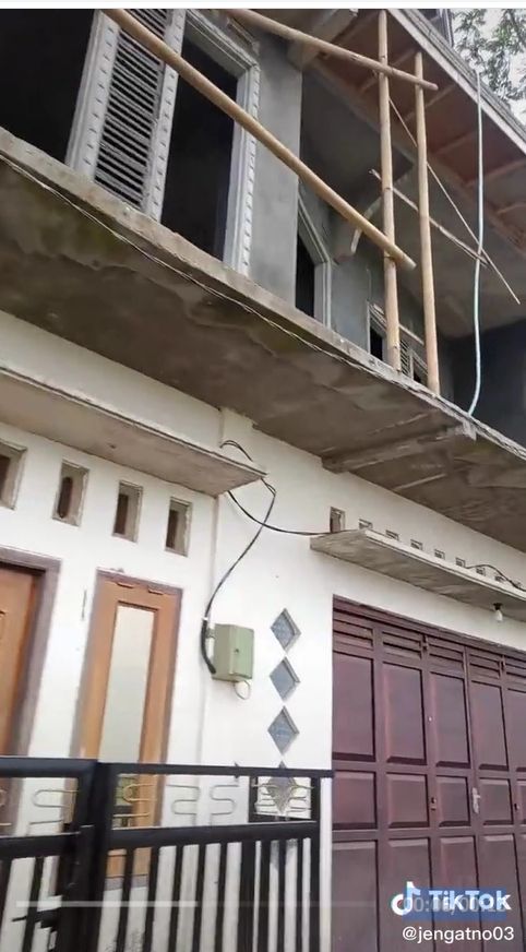 Rumah seorang warga di Metro, Lampung ini terbilang unik karena setipis papan. [TikTok]