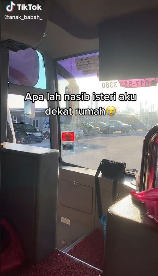 Seorang lelaki di Malaysia curhat di TikTok dirinya merasa cemas. Sebab, saat di bus hendak pulang kampung, dia mendapati dua remot TV milik istrinya terbawa. [TikTok]