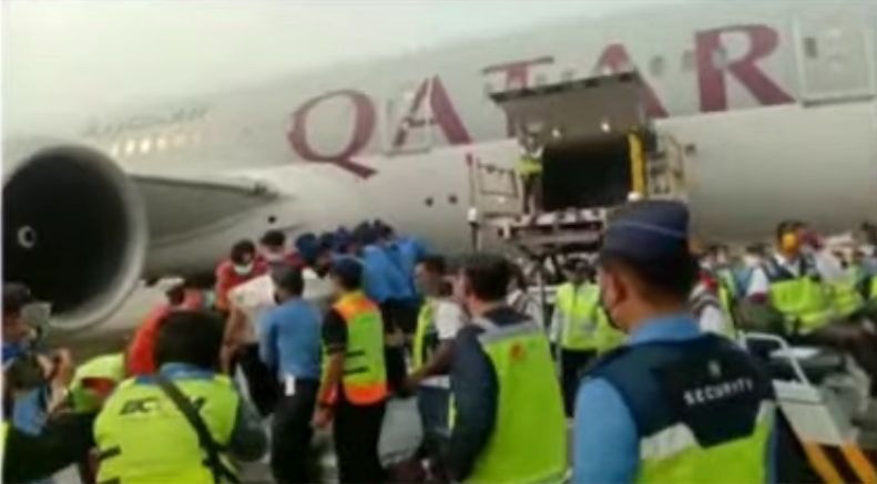 Peti jenazah Eril ditutunkan dari pesawat Qatar Airways, Minggu sore. (KompasTV)