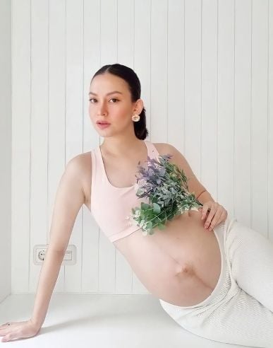 Potret Karina Nadila Pamer Baby Bump. (Instagram/karinadila8921)