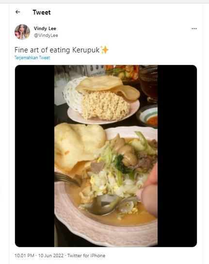 Cara elegan makan kerupuk (Twitter@VindyLee)