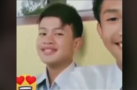 Tangkapan layar video viral TikTok pelajar rela buka hijab. [TikTok]