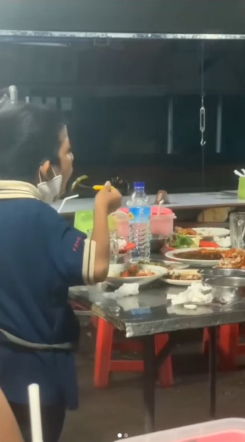 Video viral seorang bocah diduga anak jalanan membuat perasaan publik terenyuh. Betapa tidak, dalam video yang dilihat SuaraSumbar.id di akun Instagram @undercover.id, Minggu (12/6/2022) tersebut, anak itu memakan makanan sisa orang. [Instagram]