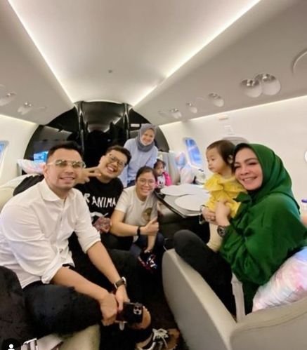 Raffi Ahmad sekeluarga naik jet. [rieta_amilia / Instagram]