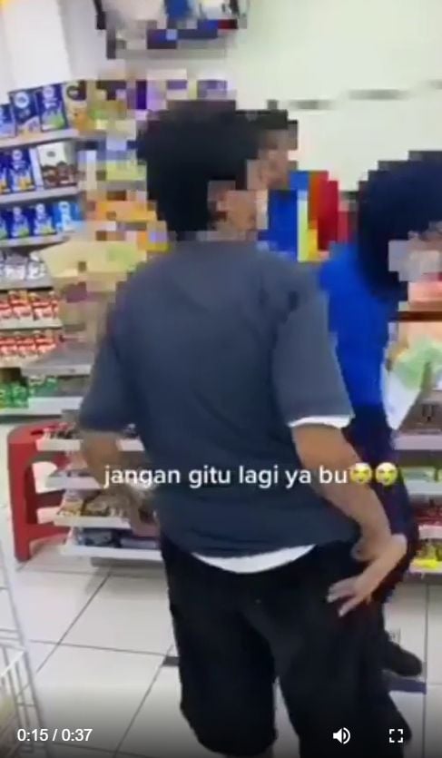 Seorang pegawai minimarket mendapat pujian dari publik, karena bijak saat menghadapi seorang pengunjung yang ketahuan mengutil barang. [Instagram]