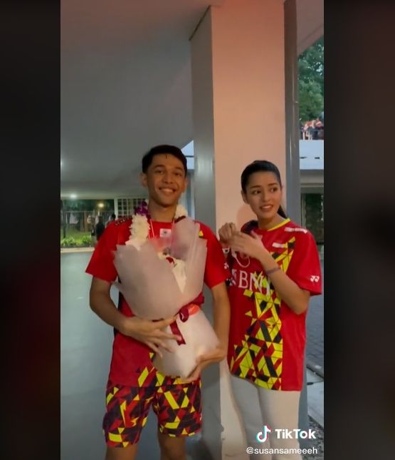 Fajar Alfian dapat kejutan dari Susan Sameh usai menang di Indonesia masters 2022. (TikTok/susansameeeh)