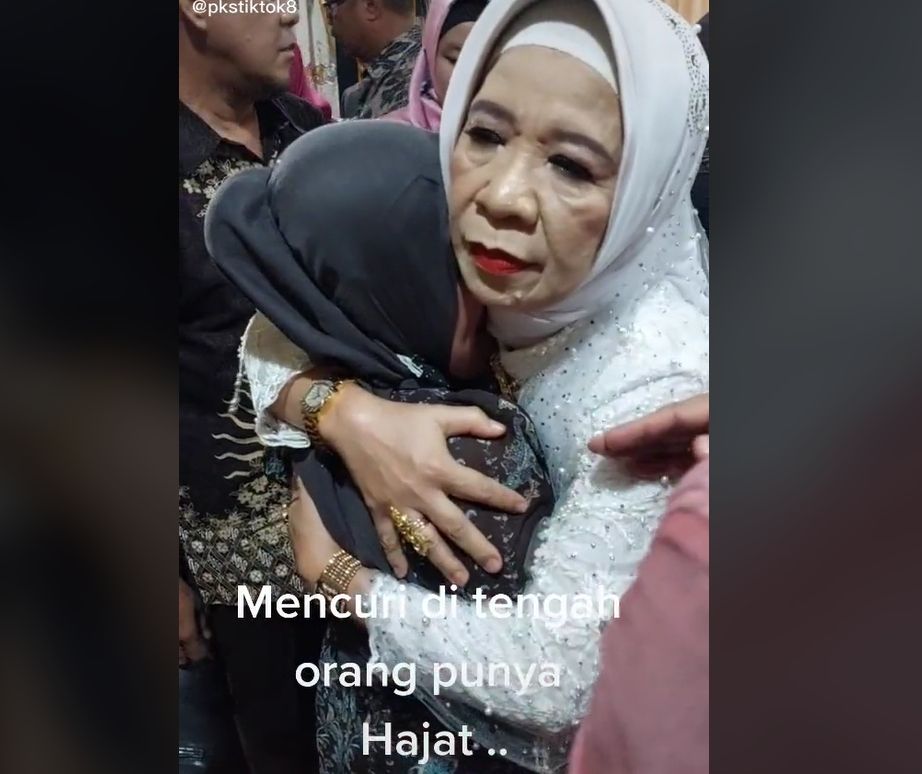 Seorang perempuan paruh baya tepergok mencuri di tengah resepsi pernikahan di Kota Bandar Lampung, Provinsi Lampung. [TikTok]