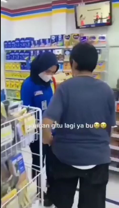 Seorang pegawai minimarket mendapat pujian dari publik, karena bijak saat menghadapi seorang pengunjung yang ketahuan mengutil barang. [Instagram]