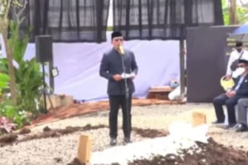 Gubernur Jawa Barat Ridwan Kamil menyampaikan sambutan usai pemakaman Emmeril Kahn Mumtadz atau Eril di kompleks Islami Center, Cimaung, Bandung, Senin (13/6/2022). [ANTARA/Ajat Sudrajat]
