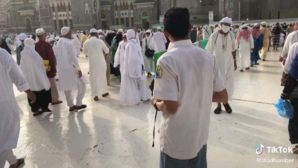 Seorang pelajar sekolah Indonesia yang memakai seragam terekam video sedang berjalan-jalan di kota Mekkah, Arab Saudi. Video itu disebut hasil editan yang fantastis. [TikTok]
