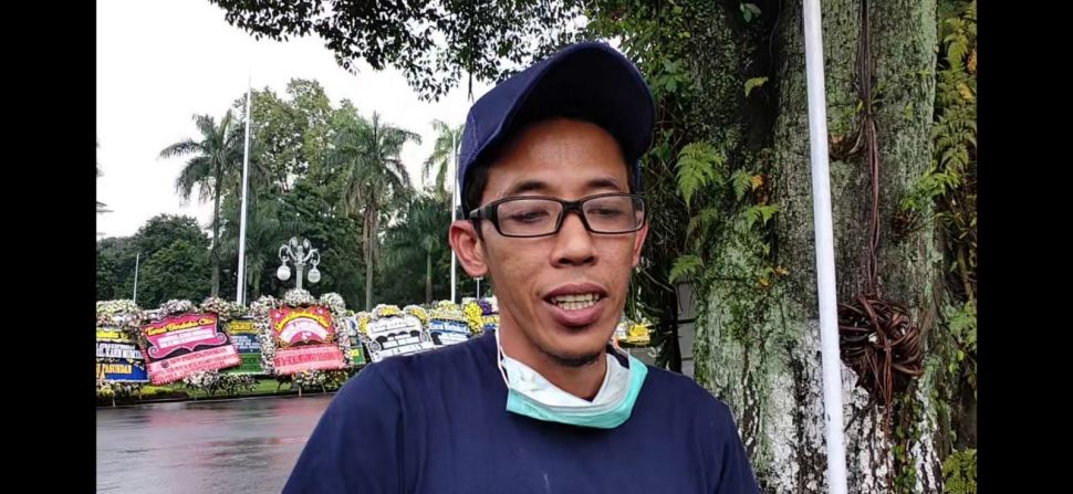 Rommy, petugas kebersihan Gedung Pakuan saat bercerita sosok mendiang Eril putra Ridwan Kamil. (Suara.com/Ria Rizki)