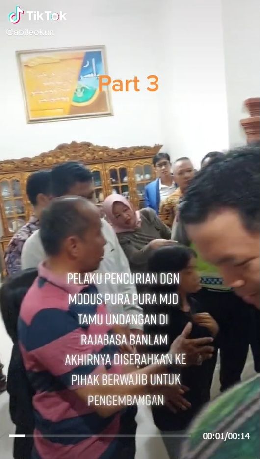 Seorang perempuan paruh baya tepergok mencuri di tengah resepsi pernikahan di Kota Bandar Lampung, Provinsi Lampung. [TikTok]