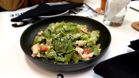 Caesar salad di CUTTS Steakhouse (Suara.com/Dini Afrianti Efendi)