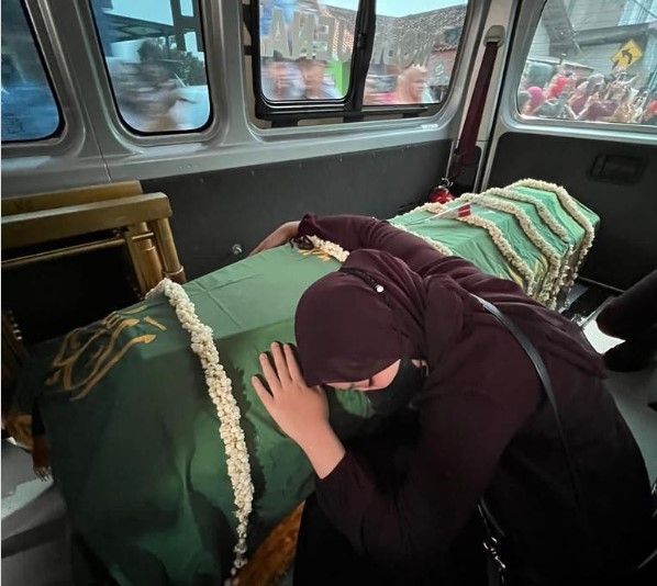 Pelukan Terakhir Zara Untuk Eril, Hingga Tertidur di Samping Peti Jenazah di Ambulans. (Dok: Instagram/camilliazr)