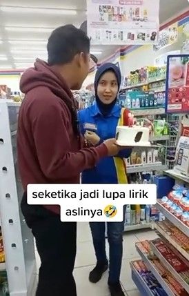 Kejutkan Ulang Tahun Pacar, Lelaki Ini Pasrah Momen Romantisnya Dirusak Tukang Parkir. (Dok: TIkTok/@rinaagustina487)