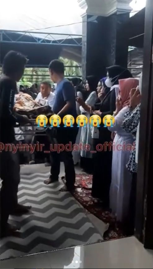 Tangis ibu, ayah dan keluarga seorang siswa MTS negeri 1 Kotamubagu, Sulawesi Utara, pecah saat pemakaman BT. Anak itu meninggal dunia setelah di-bully oleh 9 teman sekolahnya. [Instagram]