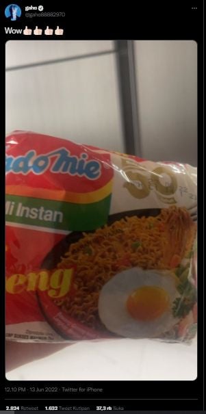 Penyanyi Korea Pamer Makan Indomie Goreng, Sempat Dikira Warganet Palsu Gegara Hal Ini. (Twitter/@gaho88882970)