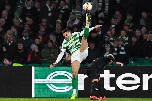 Pemain Celtic Tom Rogic berebut bola dengan pemain Copenhagen di leg kedua babak 32 besar Liga Europa pada 27 Maret 2020. [AFP]