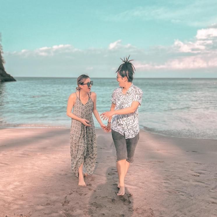 Potret Dara dan Mita The Virgin liburan di Bali. (Instagram/darathevirgin/mitathevirgin)