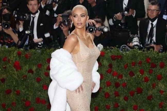 Artis Kim Kardashian mengenakan gaun milik Marilyn Monroe di ajang Met Gala 2022 [SuaraSulsel.id/ANTARA/HO-Instagram @kimkardashian]