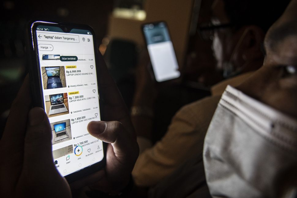 Warga menggunakan perangkat elektronik untuk berbelanja daring di salah satu situs belanja daring di Jakarta, Rabu (15/6/2022). ANTARA FOTO/Muhammad Adimaja