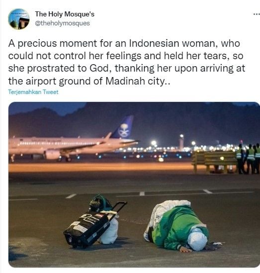 Jemaah haji sujud syukur di bandara Madinah (twitter.com/theholymosques)