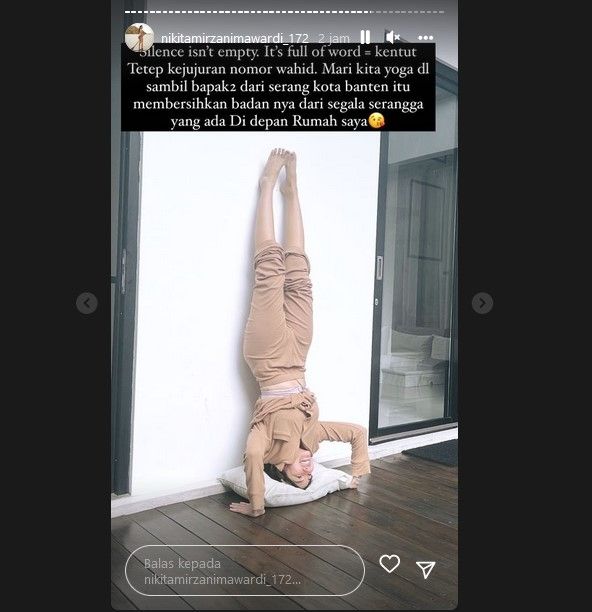 Nikita Mirzani malah asyik yoga meski polisi tengah menunggu di depan rumhanya. [Instagram]