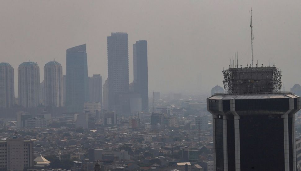 Kabut polusi udara menyelimuti gedung-gedung bertingkat di Jakarta, Rabu (15/6/2022). [Suara.com/Alfian Winanto]