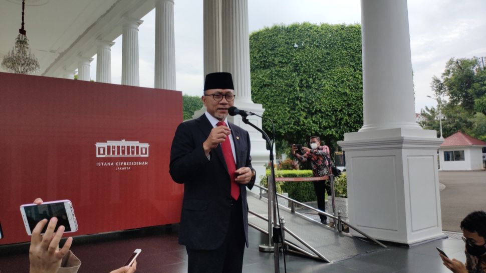 Menteri Perdagangan (Mendag) Zulkifli Hasan menyampaikan pernyataannya usai pelantikan di Istana Negara, Rabu (15/6/2022). [Suara.com/Ria Rizki]