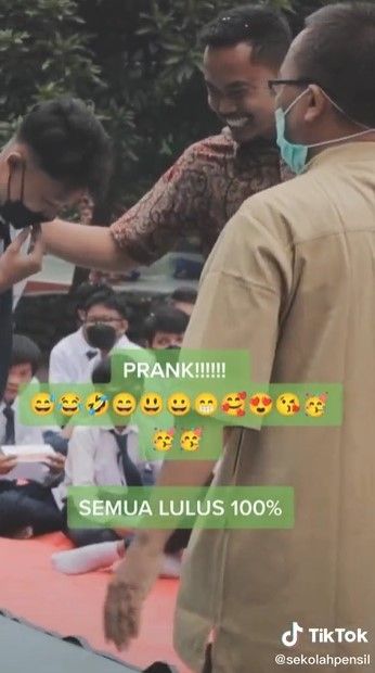 Vrial Tiga Siswa Ini Hampir Nangis Dinyatakan Tak Lulus, Ujungnya Cuma Diprank Guru. (Dok: TIkTok/sekolahpensil)