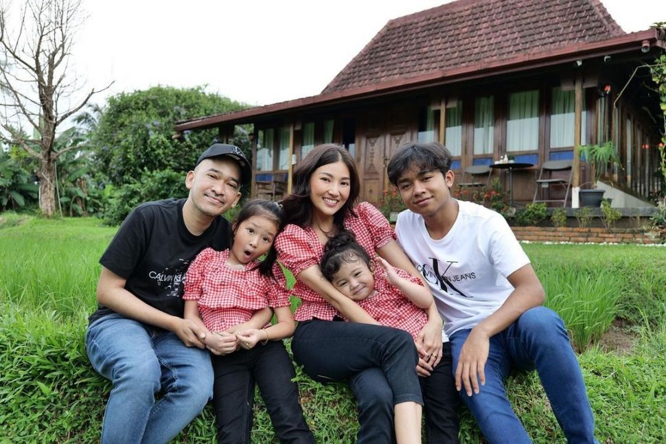 Ruben Onsu bersama Sarwendah, Betrand Peto, Thalia dan Thania Putri Onsu. [Instagram]