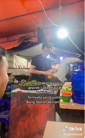 Viral Penjual Ayam Geprek Ini Mirip Stefan William Warganet Sampai Sulit Bedain. (DOk: TikTok/tutotheboem)