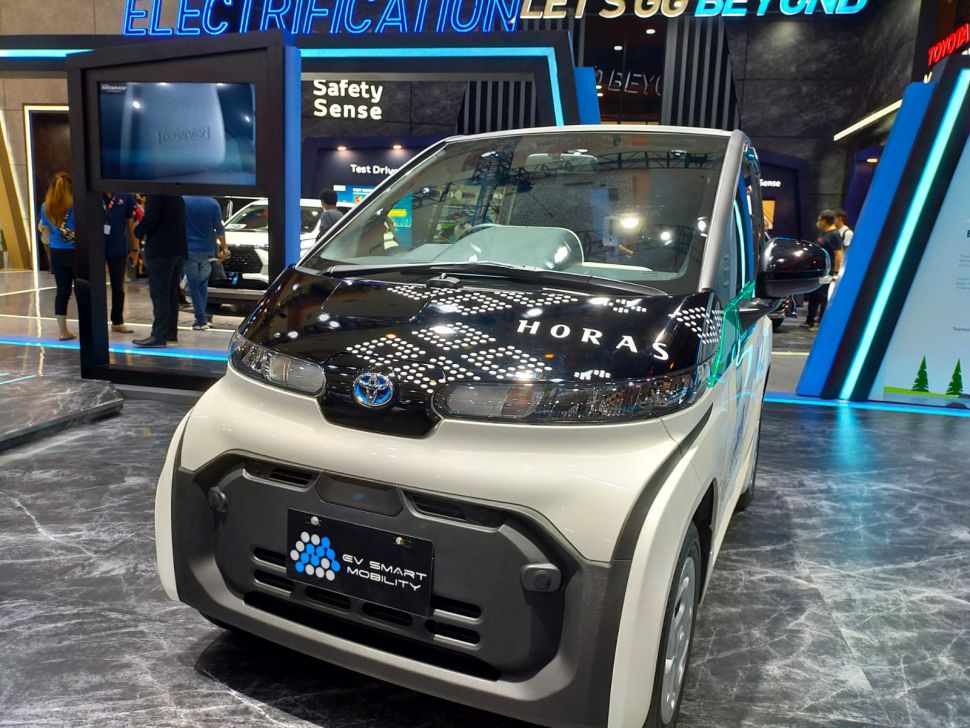 Toyota C+Pod yang dipamerkan di GIIAS 2021. Simak logo Toyota berlatar biru yang menandakan mobil listrik atau produk elektrifikasi ramah lingkungan. Sebagai ilustrasi [Suara.com/CNR ukirsari].