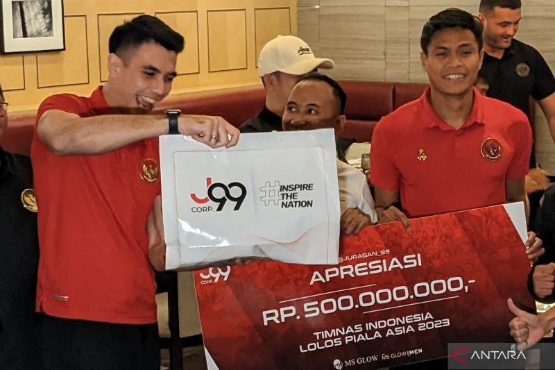 Kapten tim nasional Indonesia Fachruddin Aryanto (kedua dari kanan) dan penjaga gawang Nadeo Argawinata (kiri) menerima bonus dari perusahaan kosmetik sebesar Rp500 juta karena berhasil lolos ke Piala Asia 2023 di Jakarta, Kamis (16/6/2022). Total, timnas Indonesia mendapatkan bonus sebesar Rp2 miliar karena PSSI juga memberikan Rp1,5 miliar. (Michael Siahaan)