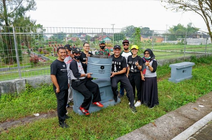 Penyerahan tong sampah dan bangku taman kepada Lurah Sariharjo, Sarbini. (Dok. Hyatt Regency Yogyakarta)