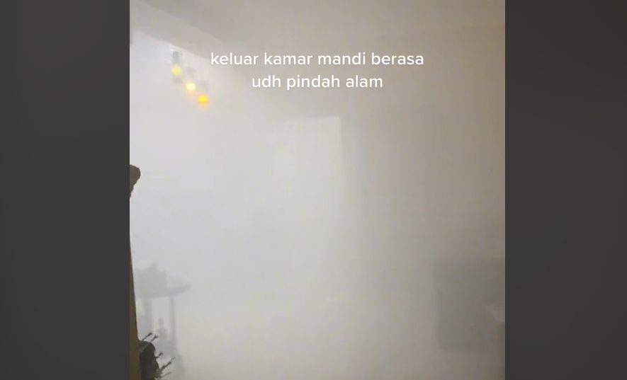 Seorang pengguna TikTok membagikan video kondisi rumahnya ketika difogging sang ayah. Dia mengatakan, ayahnya punya hobi fogging tanpa pengumuman. [Tiktok]
