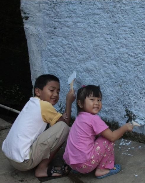 Gubernur Jawa Barat Ridwan Kamil mengunggah foto almarhum Emmeril Kahn Mumtadz dan adiknya Camillia Laetitia Azzahra saat masih kecil. Mereka ikut mengecat rumah warga miskin. [Instagram/Ridwan Kamil]