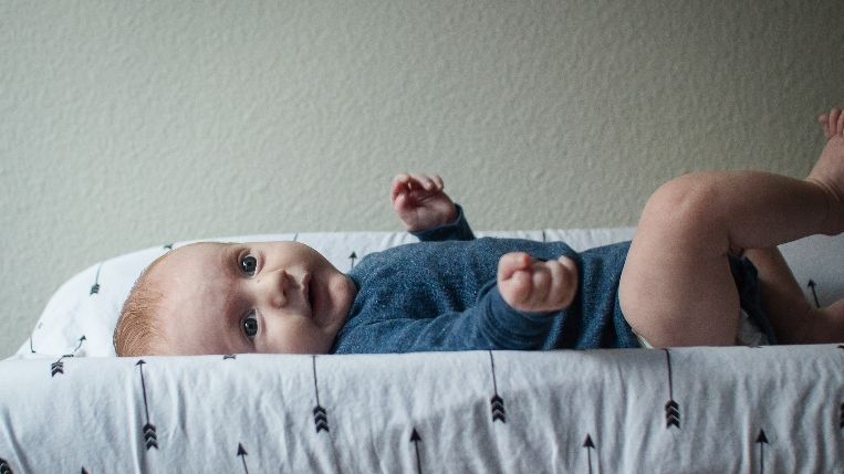 Ilustrasi bayi yang sedang diganti popok. (Pixabay)