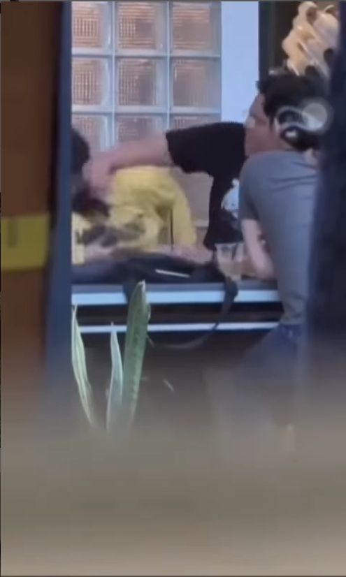 Seorang lelaki bertubuh gendut terekam video melakukan kekerasan terhadap perempuan. Seperti dilihat SuaraSumbar.id pada akun Instagram @kabarnegri, Jumat (17/6/2022), peristiwa tersebut terjadi di sebuah kafe. [Instagram]