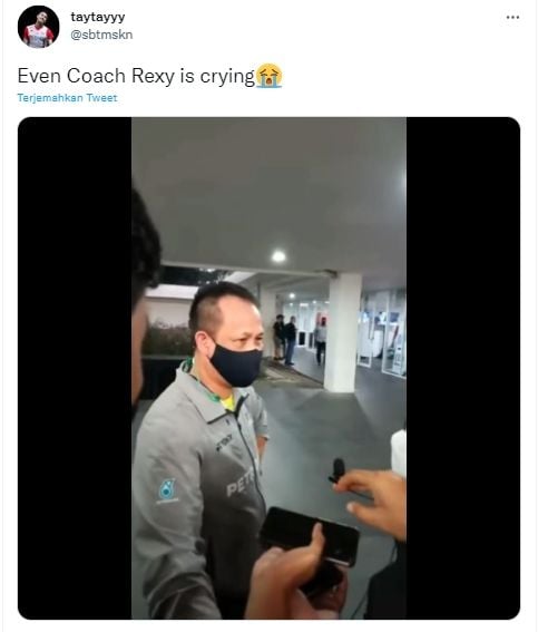 Rexy Mainaky tak kuasa tahan tangis saat Yeremia Rambitan cedera di Indonesia Open 2022. (Twitter/@sbtmskn)