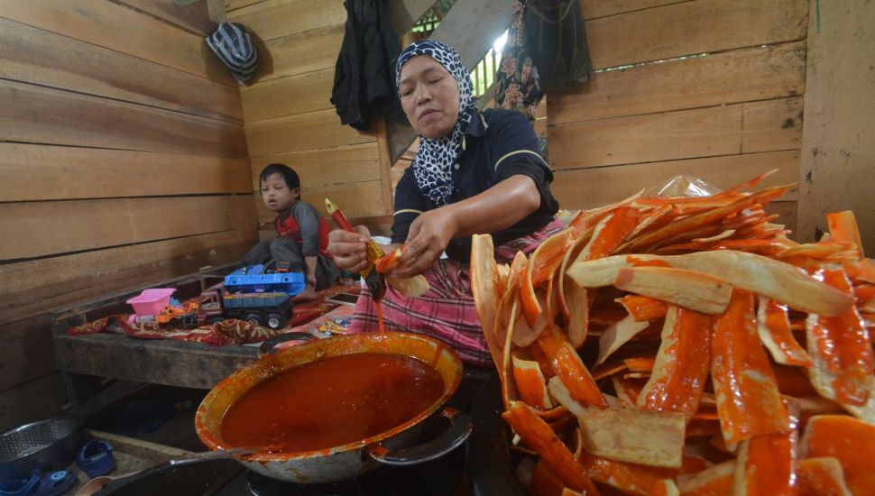 Perajin mengolah kripik sanjai di Desa Wisata Sanjai, Kota Bukittinggi, Sumatera Barat, Sabtu (18/6/2022). [ANTARA FOTO/Iggoy el Fitra/YU]