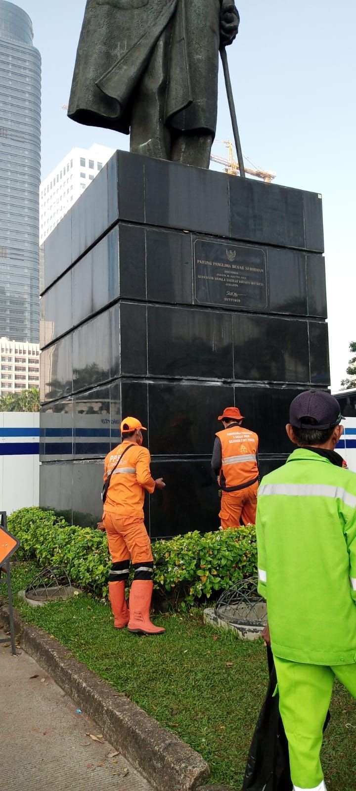 Patung Jenderal Besar Sudirman jadi sasaran vandalisme. (Dok. Kelurahan Karet Tengsin/Istimewa)
