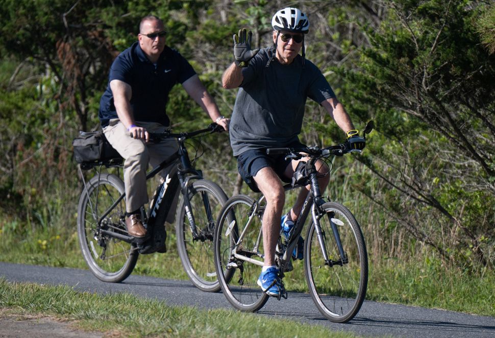 Presiden Amerika Serikat Joe Biden menyapa pendukungnya dari sepeda pada Sabtu (18/6/2022). [AFP/Photo]